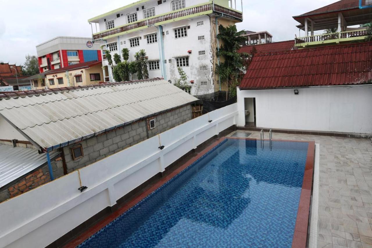V Central Hotel Vang Vieng Esterno foto