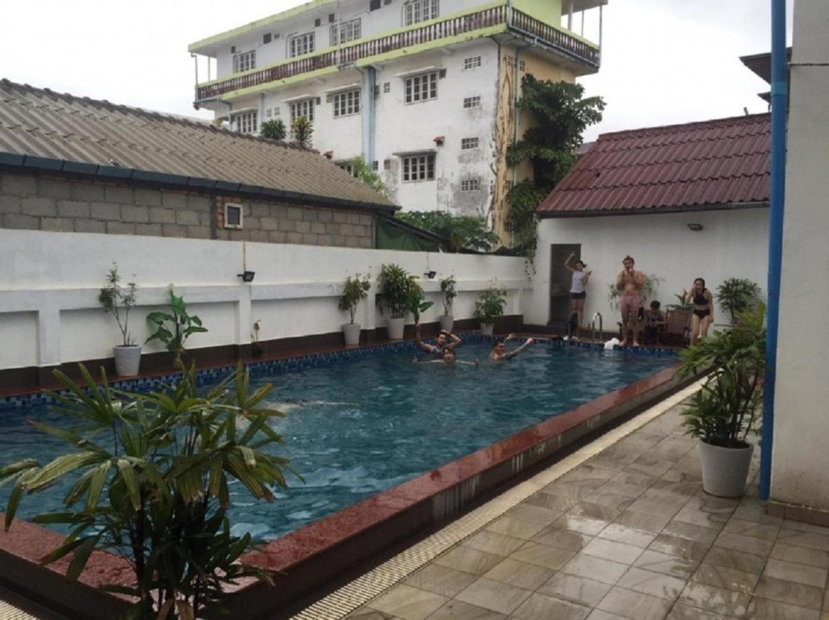 V Central Hotel Vang Vieng Esterno foto