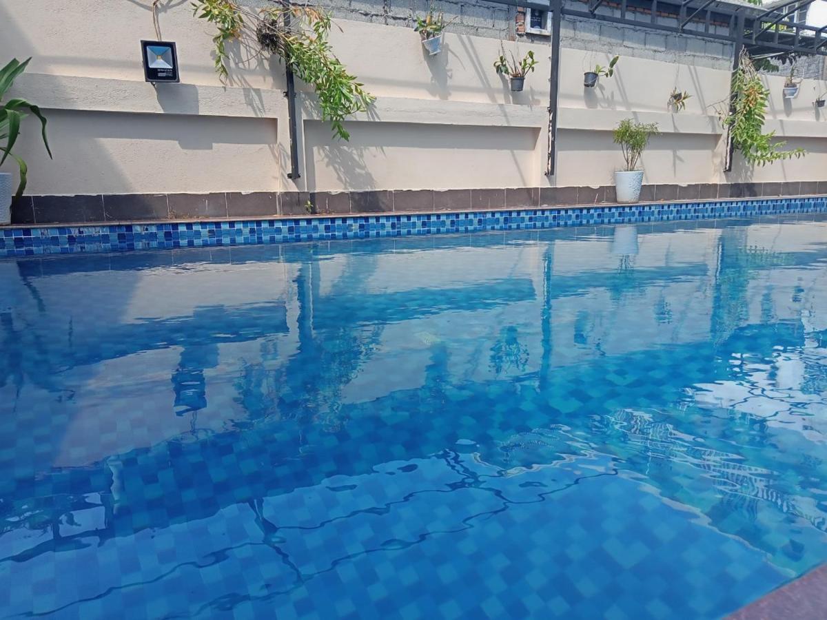 V Central Hotel Vang Vieng Esterno foto